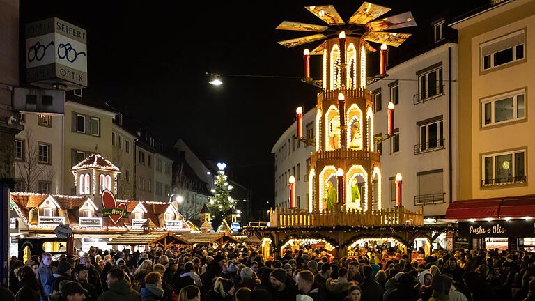 Viele Würzburgerinnen und Würzburger haben ihren Weihnachtsmarkt vermisst. Nach zwei Jahren Pause durch Corona kann er in diesem Jahr wieder stattfinden und lockt viele Besucherinnen und Besucher.