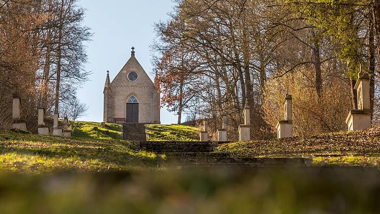 Unterwegs auf dem Europäischen Kulturweg 'Bieberehrener BilderBuch' im südlichsten Zipfel des Landkreises Würzburg. Von Wald umgeben und doch weithin sichtbar steht auf dem Eulenberg die Kreuzkapelle. Das Ensemble von Kreuzkapelle, Kreuzweg-Stationen, Stationenweg und Ölbergkapelle wurde von den Bieberehrener Bürgern zwischen 1852 und 1881 errichtet.