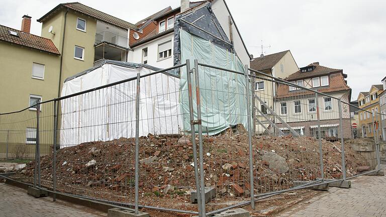 Auf dem Grundstück der früheren Druckerei Nikolaus in der Bad Brückenauer&nbsp; Ludwigstraße hat sich seit dem Abriss des Gebäudes im Jahr 2020 nichts mehr getan. 2019 war dort ein Wohn- und Geschäftshaus geplant.