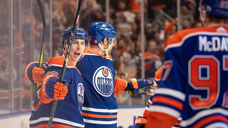 Oilers-Sieg.jpeg       -  Spieler der Edmonton Oilers, Ryan Nugent-Hopkins (von links nach rechts), Leon Draisaitl und Connor McDavid feiern nach einem Tor.