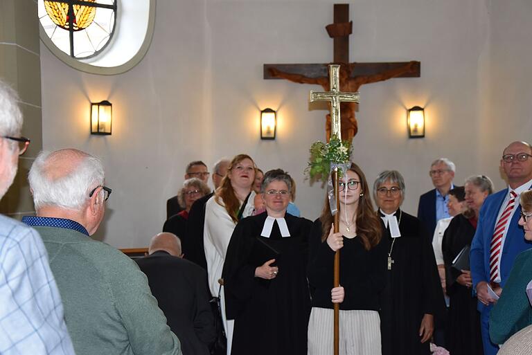 Der feierliche Auszug aus der Himmelfahrtskirche.