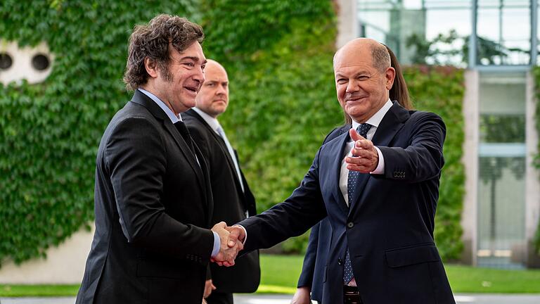 Argentinischer Präsident Milei in Berlin.jpeg       -  Bundeskanzler Olaf Scholz nimmt Javier Milei (l) in Empfang.