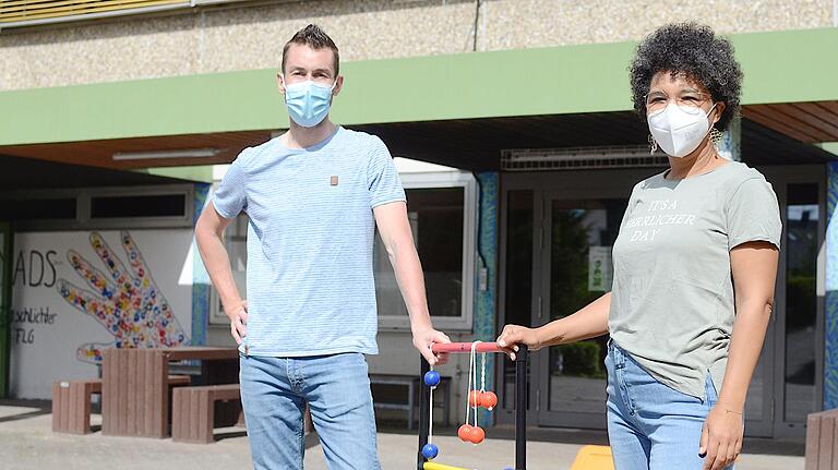 Die Lehrkräfte Simon Knaup und Jessica Hakki wollen mehr Bewegung und Achtsamkeit in die Schule bringen.