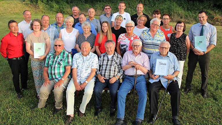 Exakt am Tag der Vereinsgründung vor 60 Jahren ehrte die DJK Rimbach am Freitag eine große Zahl treuer und verdienter Wegbegleiter. Unser Foto zeigt die Geehrten auf der DJK-Sportanlage.