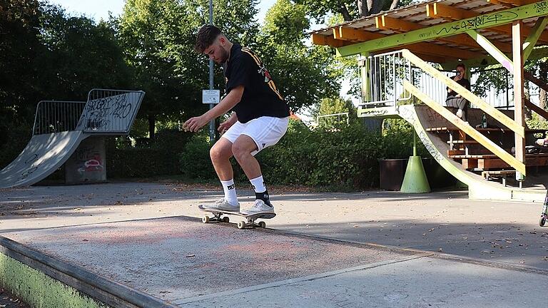 Stephan, 22, aus Kitzingen wird von den anderen Skatern für seine Grinds bewundert.