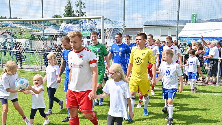 Höhepunkt für die Tanzminis des KKC war der Einzug mit der Fußballmannschaft des TSV Kleinrinderfeld.