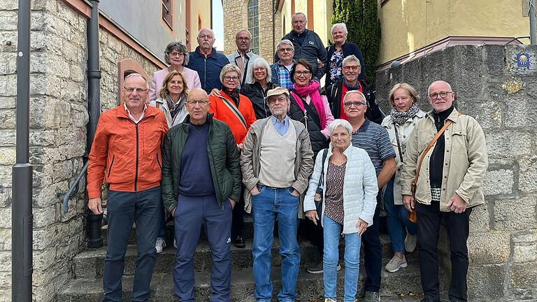 Unser Bild zeigt in der ersten Reihe (von links): Norbert Götz, Herbert Baumann, Rainer Paulus, Gab Feldinger, Helmut Mürling, Cornelia Amerian und Georg Dickert, zweite Reihe: Gabriele Nauert-Lindner, Ilka Klopf, Christel Lucas, Barbara Schuricht und Elmar Maier, dritte Reihe: Barbara Gradl, Norbert Ehrenfels, Ludwig Oppmann, Rainer Fischer, Dieter Öhrlein und Anette Will.