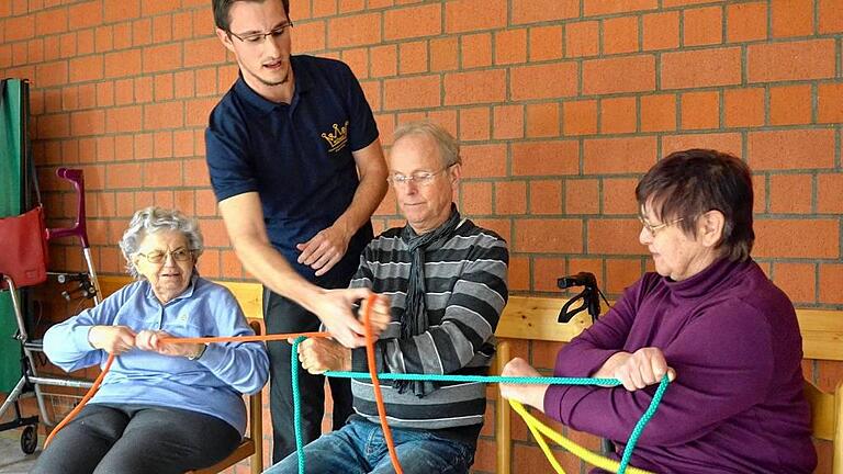 Immer in Bewegung: Physiotherapeut Sascha Pohl zeigt (von links) Gerda Hiller, Peter Stotz und Helga Öchsner eine Übung. Immer in Bewegung: Physiotherapeut Sascha Pohl zeigt (von links) Gerda Hiller, Peter Stotz und Helga Öchsner eine Übung.