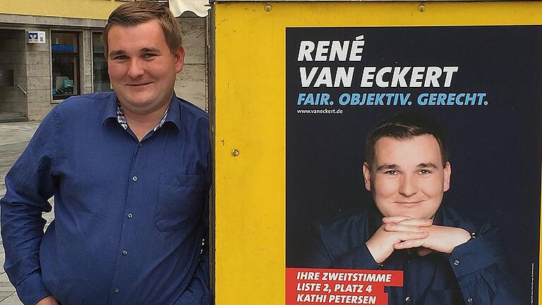 Ein Motiv, das ins Auge sticht: René van Eckert möchte mit seinem Wahlkampfplakat zeigen, dass er den Menschen zuhört. Der SPD-Direktkandidat für den Landtag aus Mellrichstadt nimmt diese Haltung ein, wenn er aufmerksam lauscht, wie er verrät. Während er mit dem Plakat auf Authentizität setzt, nennt er die Tatsache, dass er für den aktuellen Fototermin ebenfalls ein blaues Hemd trägt, dann aber reinen Zufall. Ein Motiv, das ins Auge sticht: René van Eckert möchte mit seinem Wahlkampfplakat zeigen, dass er den Menschen zuhört. Der SPD-Direktkandidat für den Landtag aus Mellrichstadt nimmt diese Haltung ein, wenn er aufmerksam lauscht, wie er verrät. Während er mit dem Plakat auf Authentizität setzt, nennt er die Tatsache, dass er für den aktuellen Fototermin ebenfalls ein blaues Hemd trägt, dann aber reinen Zufall.