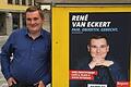 Ein Motiv, das ins Auge sticht: René van Eckert möchte mit seinem Wahlkampfplakat zeigen, dass er den Menschen zuhört. Der SPD-Direktkandidat für den Landtag aus Mellrichstadt nimmt diese Haltung ein, wenn er aufmerksam lauscht, wie er verrät. Während er mit dem Plakat auf Authentizität setzt, nennt er die Tatsache, dass er für den aktuellen Fototermin ebenfalls ein blaues Hemd trägt, dann aber reinen Zufall.