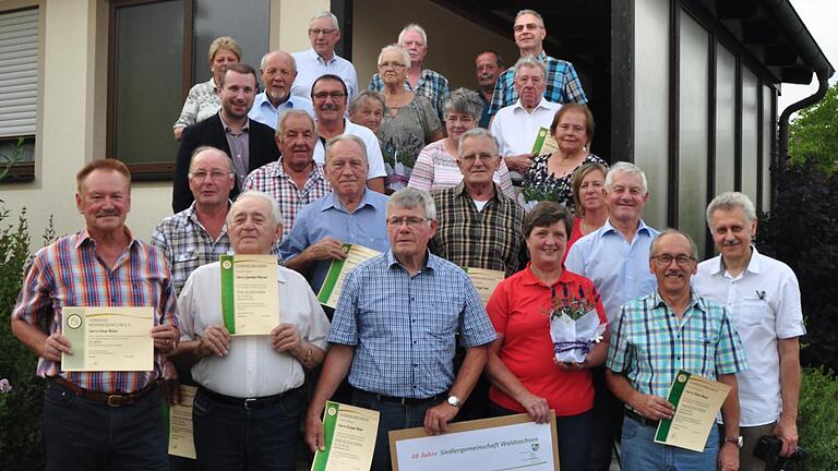 Ehrungen bei den Waldsachsener Siedlern: Vorsitzender Hilmar Müller, Reinhard Fambach, Edeltraud Fambach, Bürgermeister Stefan Rottmann, Gerhard Werner, Vorsitzender der Siedlervereinigung Schonungen Dietmar Güthlein, Erhard Friedrich, Gerhard Schüll, stellvertretender Vorsitzender Verband Wohneigentum Unterfranken Herbert Stapff, Firmin Wolf, Irmgard Harbig, Rosemarie Friedrich, Horst Fambach, Roland Wehr, Christine Friedrich, Edgar Spall, Leo Keicher, Rudolf Spall, Helmut Bedenk, Irmhilde Fambach, Anni Saalmüller, Kerstin Spall, Ferdinand Stenzinger, Peter Beier und Adam Szczecina. Ehrungen bei den Waldsachsener Siedlern: Vorsitzender Hilmar Müller, Reinhard Fambach, Edeltraud Fambach, Bürgermeister Stefan Rottmann, Gerhard Werner, Vorsitzender der Siedlervereinigung Schonungen Dietmar Güthlein, Erhard Friedrich, Gerhard Schüll, stellvertretender Vorsitzender Verband Wohneigentum Unterfranken Herbert Stapff, Firmin Wolf, Irmgard Harbig, Rosemarie Friedrich, Horst Fambach, Roland Wehr, Christine Friedrich, Edgar Spall, Leo Keicher, Rudolf Spall, Helmut Bedenk, Irmhilde Fambach, Anni Saalmüller, Kerstin Spall, Ferdinand Stenzinger, Peter Beier und Adam Szczecina.