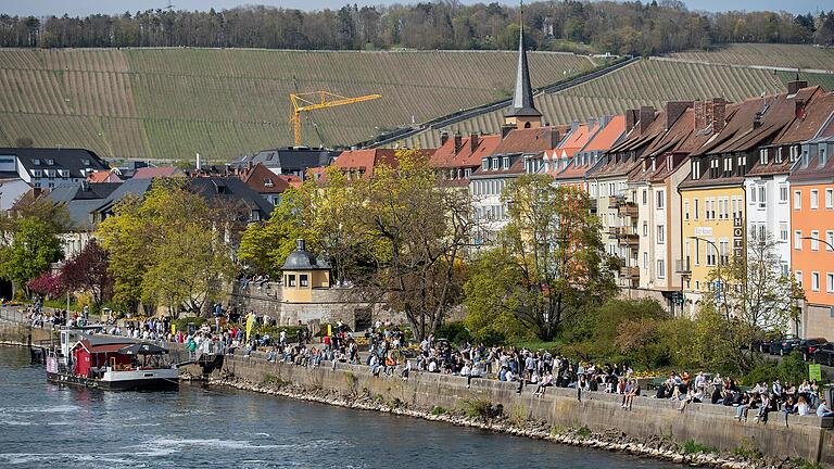 Der Würzburger Mainkai ist ein beliebter Treffpunkt. Deshalb kontrolliert die Polizei hier auch verstärkt die Einhaltung der Corona-Regeln. Das Foto entstand Ende April.