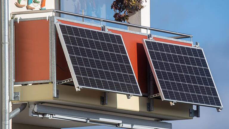 Für Mieterinnen und Mieter sind kleine Balkon-Photovoltaikanlagen die Möglichkeit, selbst Strom zu erzeugen. Für Mieterinnen und Mieter sind kleine Balkon-Photovoltaikanlagen die Möglichkeit, selbst Strom zu erzeugen.