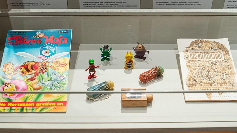 Die kriegerische Biene Maja (links): Vitrine zum Imagewandel der beliebten Kinderbuchfigur. Die kriegerische Biene Maja (links): Vitrine zum Imagewandel der beliebten Kinderbuchfigur.