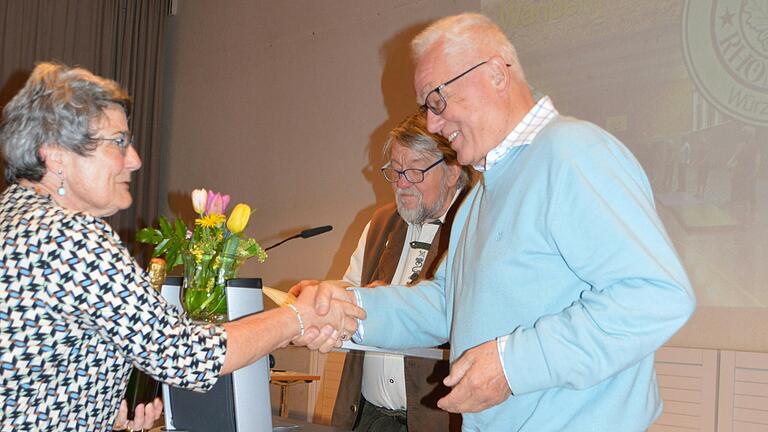 Ehrung von Mitglied Karl Graf für 70 Jahre. Ehrung von Mitglied Karl Graf für 70 Jahre.