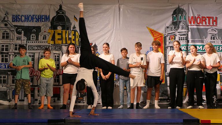 Unter anderem mit einer Turnshow zeigten die jüngeren Schülerinnen und Schüler ihr Können. Unter anderem mit einer Turnshow zeigten die jüngeren Schülerinnen und Schüler ihr Können.