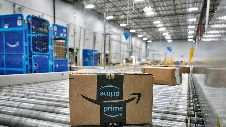 Amazon       -  Ein Amazon-Paket auf dem Förderband einer Zustellstation