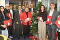 Die Geschenke aus der diesjährigen  Weihnachts-Wunschbaumaktion in Gerolzhofen wurden in der Sparkassen-Filiale übergeben. Rechtzeitig zum Fest werden sie bei den bedürftigen Kindern und Jugendlichen sein.