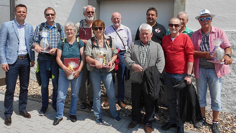 Bürgermeister Oliver Schulze (links) empfing die Wandergruppe aus Sennfeld (Adelsheim in Baden) im Garten des Rathauses nach ihrer Ankunft zusammen mit Mitgliedern des Sennfelder Heimatkundlichen Arbeitskreises. Bürgermeister Oliver Schulze (links) empfing die Wandergruppe aus Sennfeld (Adelsheim in Baden) im Garten des Rathauses nach ihrer Ankunft zusammen mit Mitgliedern des Sennfelder Heimatkundlichen Arbeitskreises.