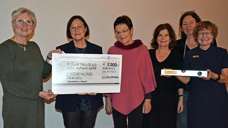 Spendenübergabe von links: Karoline Herbert, Roswitha Döbele, Elisabeth Ott, Manuela Wunderlich-Schmitt, Petra Kratz-Werder und Marlene Lauter Spendenübergabe von links: Karoline Herbert, Roswitha Döbele, Elisabeth Ott, Manuela Wunderlich-Schmitt, Petra Kratz-Werder und Marlene Lauter