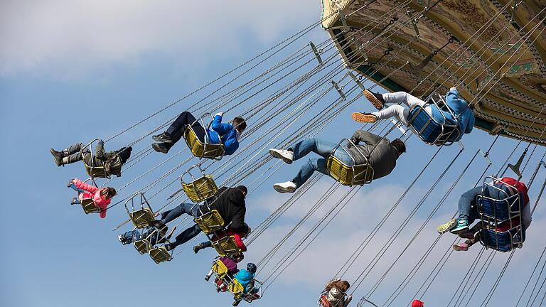Auch das Kettenkarussel 'Wellenflieger' wird in diesem Jahr wieder beim Frühjahrsvolksfest vertreten sein. Auch das Kettenkarussel 'Wellenflieger' wird in diesem Jahr wieder beim Frühjahrsvolksfest vertreten sein.