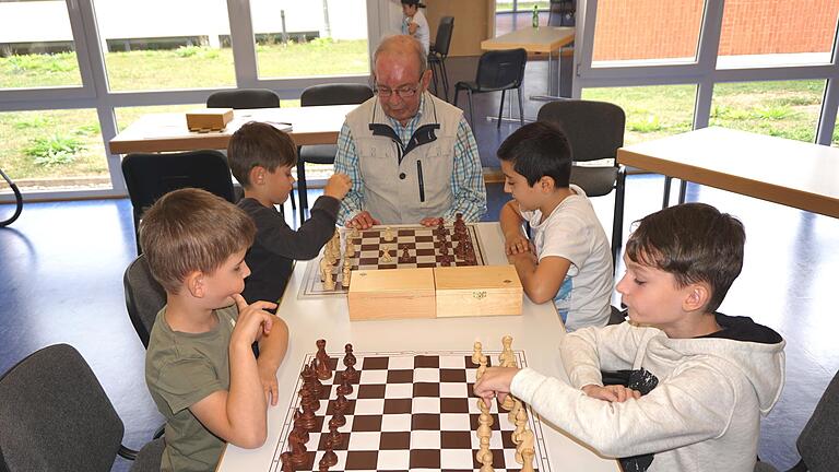 Altmeister Norbert Binder widmete sich der Nachwuchsförderung beim Schach. Altmeister Norbert Binder widmete sich der Nachwuchsförderung beim Schach. 