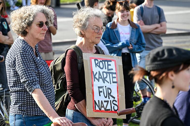 Klares Bekenntnis: Die 'Rote Karte für Nazis' gab es seitens vieler Teilnehmer.