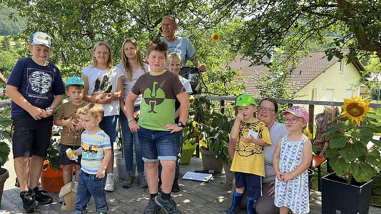 Die quirligen Kinder waren nur schwer für das Foto zu bändigen. Finn und Matts Fischer, Linus Adrio, Hailey und Becky Deisenroth, Jonathan Fischer, Bryan Deisenroth, Felix Attensberger, Sarah Eichhorst, Rosa Matthes (von links), im Hintergrund Martin Deisenroth.