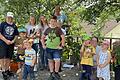 Die quirligen Kinder waren nur schwer für das Foto zu bändigen. Finn und Matts Fischer, Linus Adrio, Hailey und Becky Deisenroth, Jonathan Fischer, Bryan Deisenroth, Felix Attensberger, Sarah Eichhorst, Rosa Matthes (von links), im Hintergrund Martin Deisenroth.