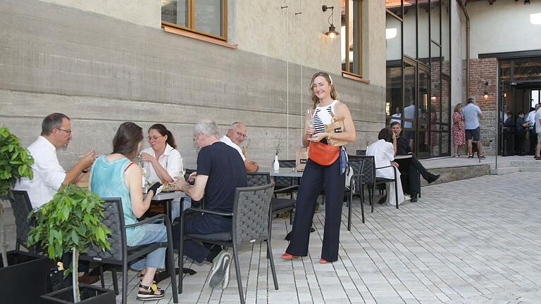 Zur Umweltstation im Alten Hafen Marktsteft gehört auch ein kleines Hotel und eine Gastronomie mit Außenbereich.