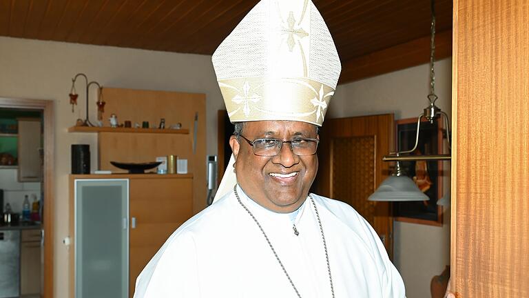 Bischof Nirmol kocht gerne. Für ein Erinnerungsfoto lässt er sich mit Mitra und Priestergewand in der Küche ablichten. - Bischof Nirmol kocht gerne. Für ein Erinnerungsfoto lässt er sich mit Mitra und Priestergewand in der Küche ablichten. Bischof Nirmol kocht gerne. Für ein Erinnerungsfoto lässt er sich mit Mitra und Priestergewand in der Küche ablichten. - Bischof Nirmol kocht gerne. Für ein Erinnerungsfoto lässt er sich mit Mitra und Priestergewand in der Küche ablichten.