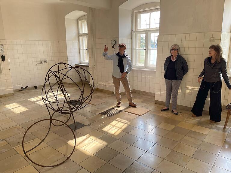 Skulptur in der ehemaligen Küche von Haus Nivard: 'Sphäre II' von Angelika Summa. Von links: Galerist und Kurator Thomas Pfarr, Linde Unrein, Angelika Summa. Skulptur in der ehemaligen Küche von Haus Nivard: 'Sphäre II' von Angelika Summa. Von links: Galerist und Kurator Thomas Pfarr, Linde Unrein, Angelika Summa.