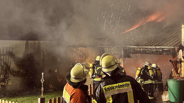 Rechtzeitig entdeckt wurde von Jugendlichen der Brand eines Geräteschuppens am Samstagmorgen in Großbardorf. Insgesamt waren mehr als 100 Feuerwehrleute im Einsatz.