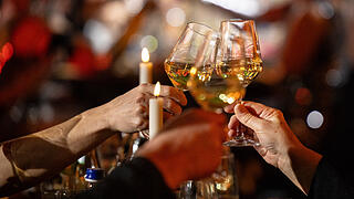 Närrische Weinprobe       -  Zahlreiche Närrinen und Narren aus Politik und Gesellschaft besuchen am Sonntag (12.01.25) im Staatlichen Hofkeller der Residenz in Würzburg die Närrische Weinprobe.