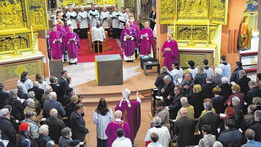 Feierlicher Einzug in die Pfarrkirche St. Michael: Bischof Friedhelm Hofmann segnet zu Beginn des Pontifikalamtes die Gläubigen.