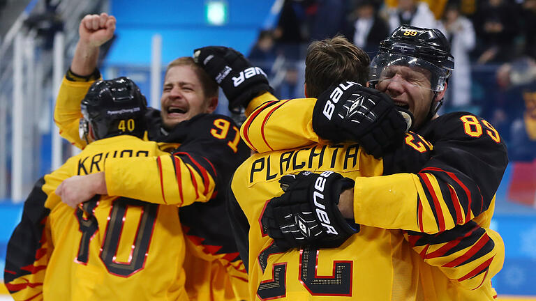 dpa       -  Unfassbarer Sieg der deutschen Eishockey-Mannschaft über Olympia-Sieger Kanada. Mit einem 4:3-Sieg zieht das Team ins Finale der Olympischen Winterspiele 2018.