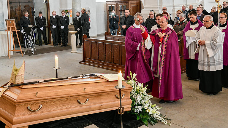 Der verstorbene Würzburger Altbischof Paul-Werner Scheele ist seit Mittwoch in der Seminarkirche St. Michael im Sarg aufgebahrt. Der verstorbene Würzburger Altbischof Paul-Werner Scheele ist seit Mittwoch in der Seminarkirche St. Michael im Sarg aufgebahrt.