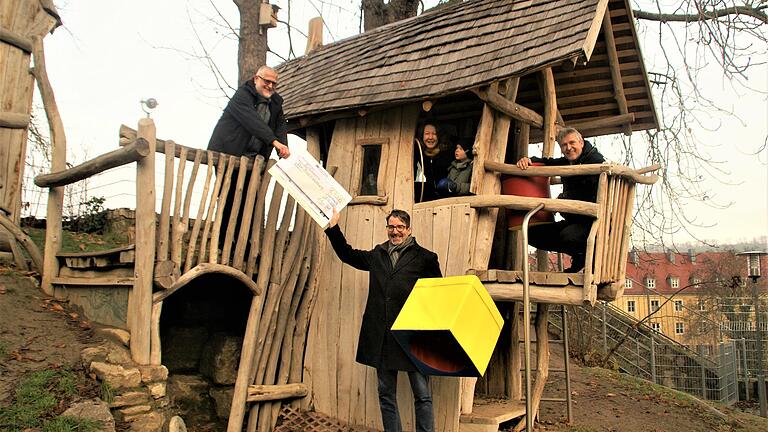 Große Freude herrschte über die neuen Spielmaterialien bei der Scheckübergabe auf dem Spielplatz. Im Bild (von links): Direktor Andreas Halbig, Dr. Ulrich Ronge,&nbsp;KiTa-Leitung Katja Dux mit Matteo, Jochen Knoesel.