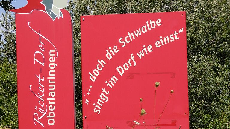 An Dorfeingängen grüßt Friedrich Rückert mit dem Schwalbenlied die Ankommenden. An Dorfeingängen grüßt Friedrich Rückert mit dem Schwalbenlied die Ankommenden.