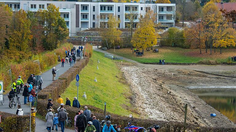 In Massen strömten die Besucher am Sonntag herbei, um einen Blick auf den schrumpfenden Ellertshäuser See zu werfen.&nbsp;&nbsp;