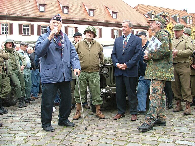 Abraham J. Baum bei seiner Nostalgie-Tour entlang der Task-Force-Baum-Route 2005 in Lohr. Abraham J. Baum bei seiner Nostalgie-Tour entlang der Task-Force-Baum-Route 2005 in Lohr.
