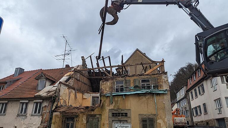 Die Tage des 'Schmitts Mary Haus' in Bad Neuhaus sind gezählt, die Abbrucharbeiten haben am Mittwoch begonnen. Unser aktuelles Bild stammt von Mittwochnachmittag.&nbsp;