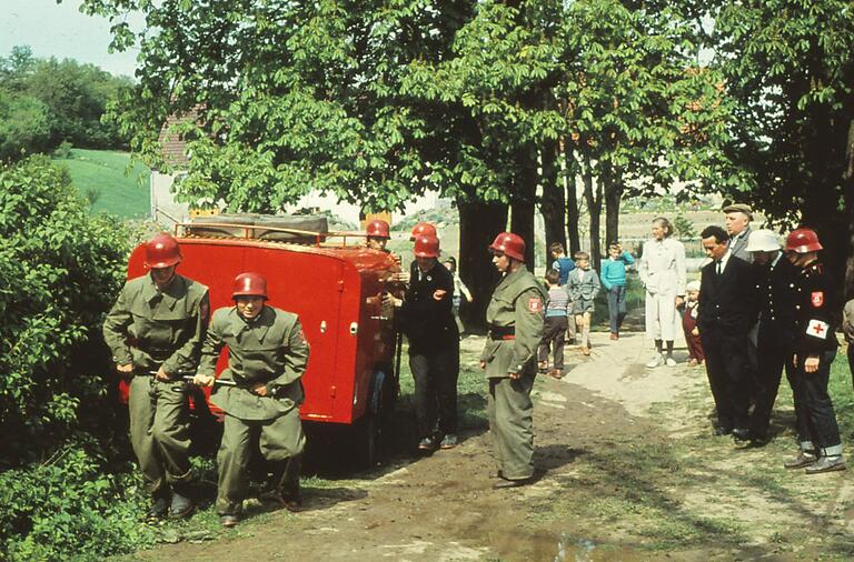 In den 1960er Jahren musste die Motorpumpe der Freiwilligen Feuerwehr Euerbach noch von Hand gezogen werden, hier bei einer Übung an den Kastanien. In den 1960er Jahren musste die Motorpumpe der Freiwilligen Feuerwehr Euerbach noch von Hand gezogen werden, hier bei einer Übung an den Kastanien.