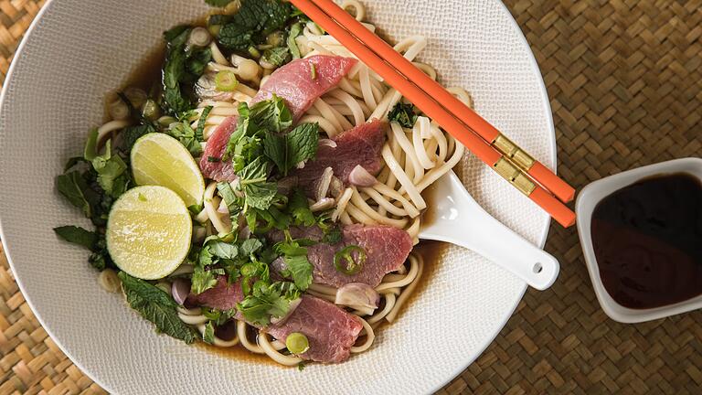 Pho Bo - Nudeln sind beliebte Zutaten in der asiatischen Küche: In der Pho Bo, einer vietnamesischen Suppe, kommen Reisnudeln zum Einsatz. Pho Bo - Nudeln sind beliebte Zutaten in der asiatischen Küche: In der Pho Bo, einer vietnamesischen Suppe, kommen Reisnudeln zum Einsatz.