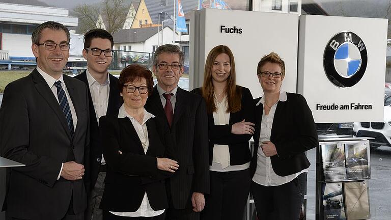 Familienunternehmen mit 50-jähriger Tradition: Das Bild zeigt drei Generationen der Familie Fuchs, die das gleichnamige BMW-Autohaus in Lohr betreibt. Im Bild von links: Inhaber Jürgen Fuchs, Sohn Simon Fuchs, die Seniorchefs Johanna und Friedrich Fuchs, Tochter Lena Fuchs sowie Barbara Fuchs.