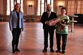 Bürgermeisterin Anette Schmidt und verabschiedete Gerd Mott aus der Stadtverwaltung Tauberbischofsheim. Das Bild zeigt ihn mit Ehefrau Birgit.