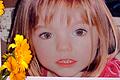 Erinnerung an Maddie: Blumen stehen im portugiesischen Lagos vor einem Bild, das ihre Eltern im Zusammenhang mit dem Verschwinden des Kindes veröffentlicht hatten.