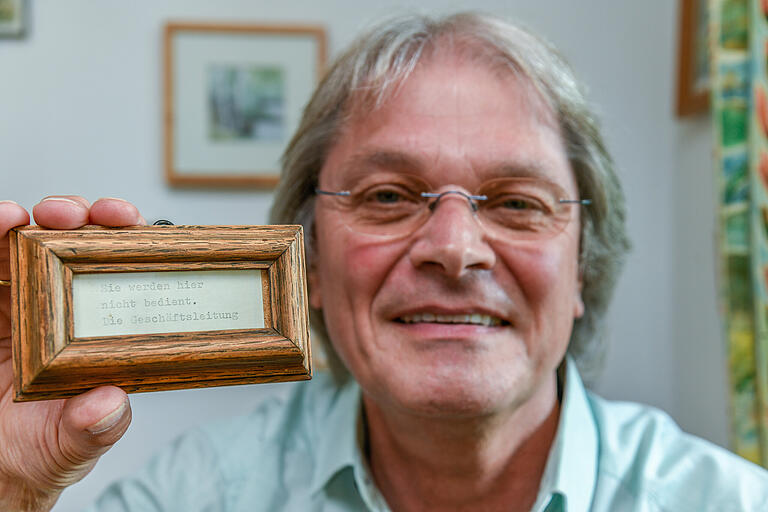 Stephan Schürger aus Prichsenstadt (Landkreis Kitzingen) wurde seinerzeit nicht bedient, weil er lange Haare hatte. Den Zettel, den er damals von der Bedienung zugeschoben bekam („Sie werden hier nicht bedient. Die Geschäftsleitung“), hat er bis heute gerahmt neben dem Esstisch hängen. Stephan Schürger aus Prichsenstadt (Landkreis Kitzingen) wurde seinerzeit nicht bedient, weil er lange Haare hatte. Den Zettel, den er damals von der Bedienung zugeschoben bekam („Sie werden hier nicht bedient. Die Geschäftsleitung“), hat er bis heute gerahmt neben dem Esstisch hängen.