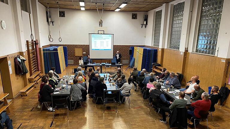 Etwa 45 Wernfelderinnen und Wernfelder kamen zur Bürgerversammlung in der Turnhalle Wernfeld.