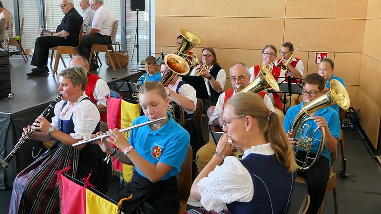 Die Trachtenkapelle des Musikvereins Obertheres unter der Leitung von Dirigent Eduard Marpoder, umrahmte die Einweihungsfeier musikalisch.